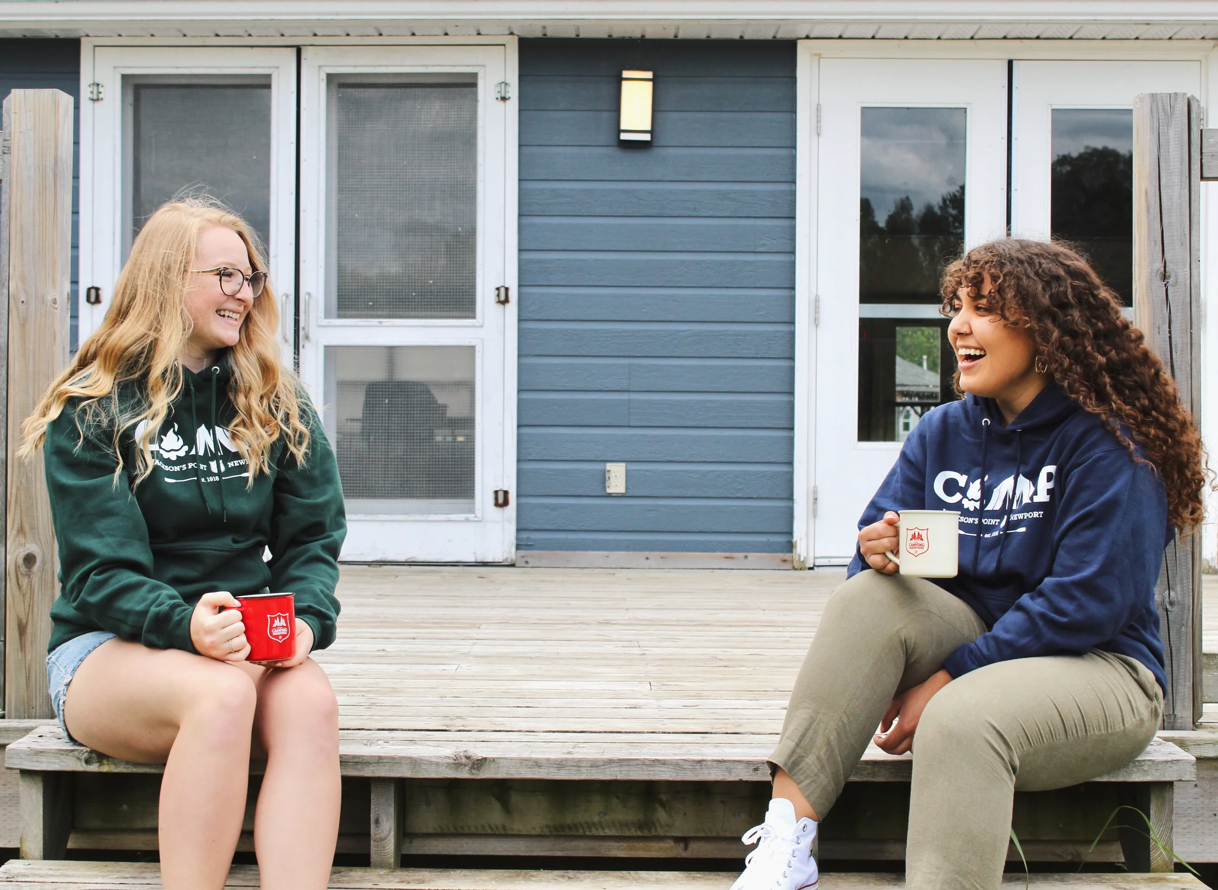 2 girls holding coffee mugs